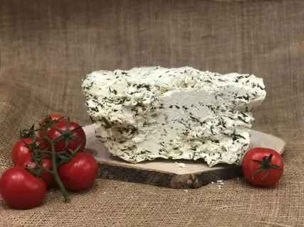 “Doğu Anadolu’nun yöresel otlarıyla hazırlanmış doğal ve katkısız otlu peynir – aromatik geleneksel peynir çeşidi.”